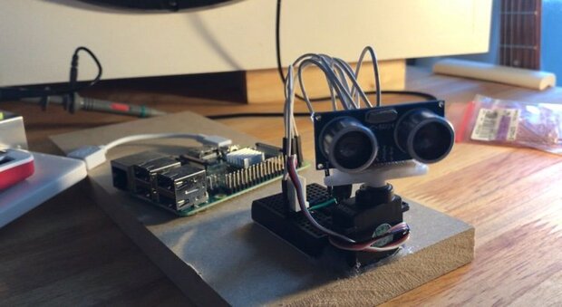 サーボモータと超音波センサを合体させたロボット
