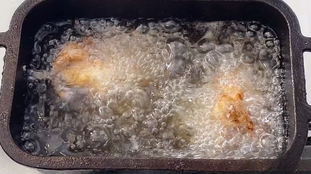 油の温度180℃で1分揚げる