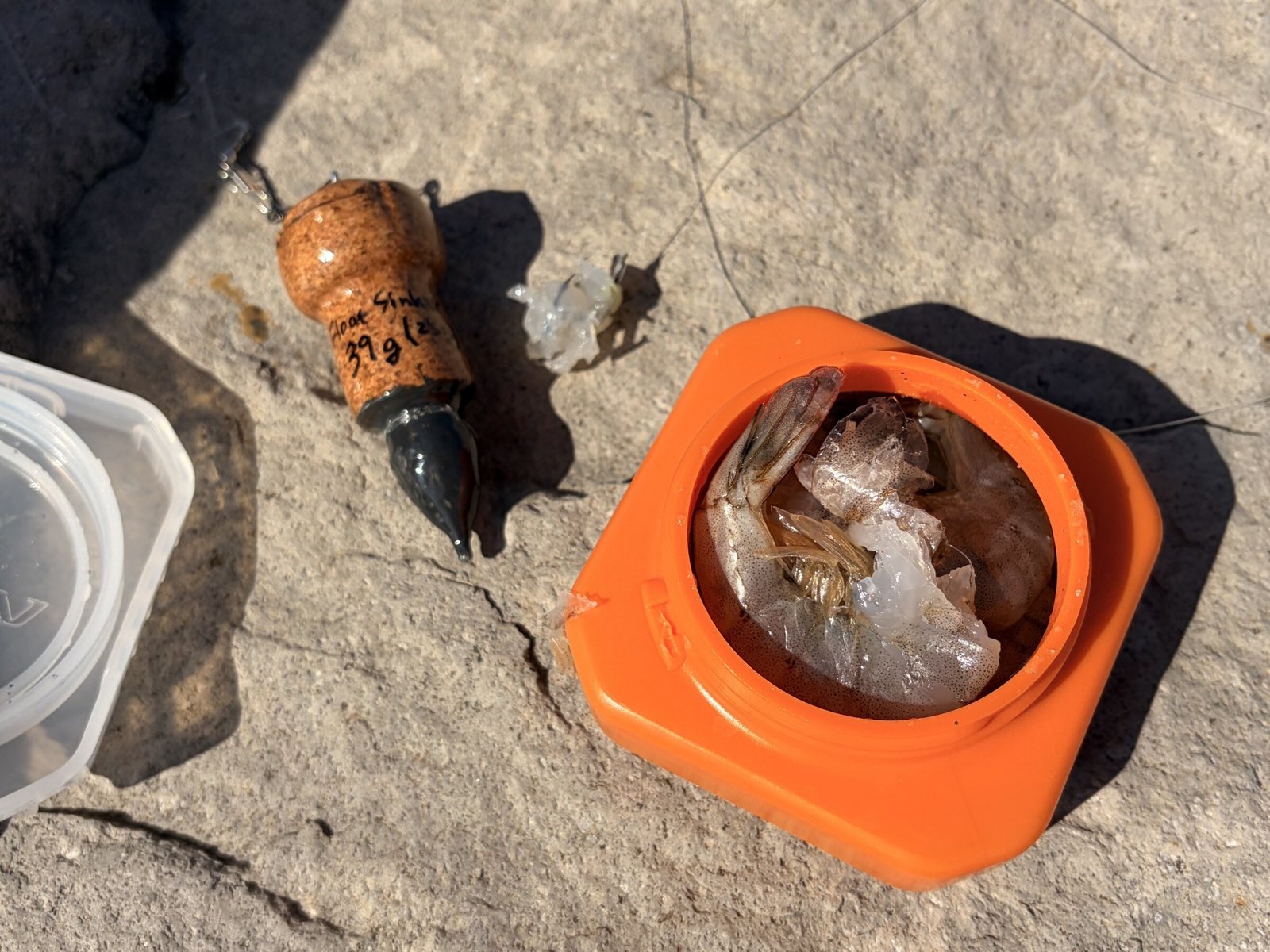 自作フロートシンカーと塩漬けバナメイエビ