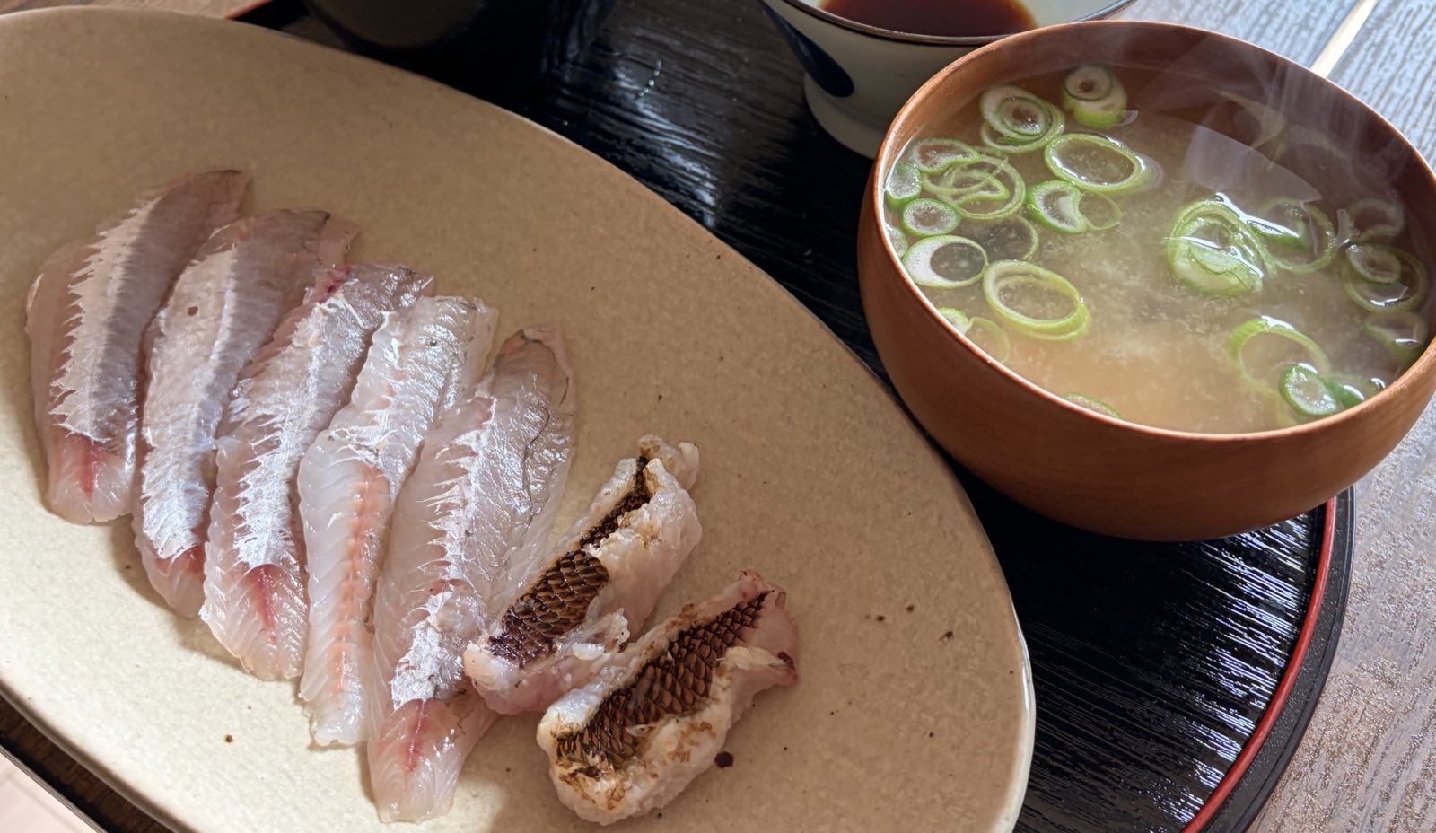 ベラ、ホウボウの刺身とベラのアラ味噌汁
