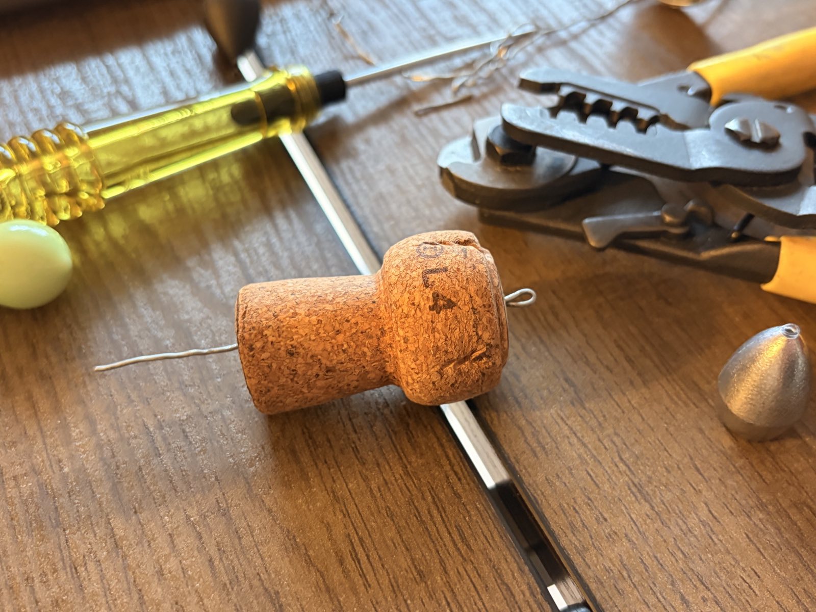 ワイヤーを通してアイを作る