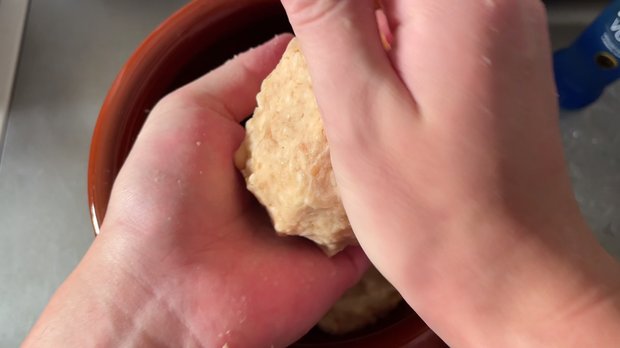 味噌を玉状にまとめる