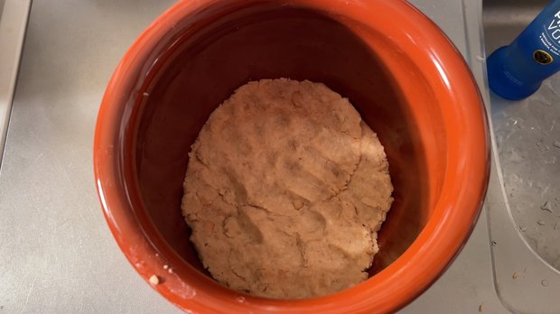 味噌玉を保存瓶へ詰める