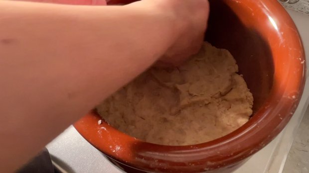 保存瓶の中で味噌を押し込む