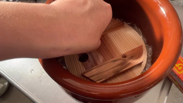 味噌の表面にラップを貼る