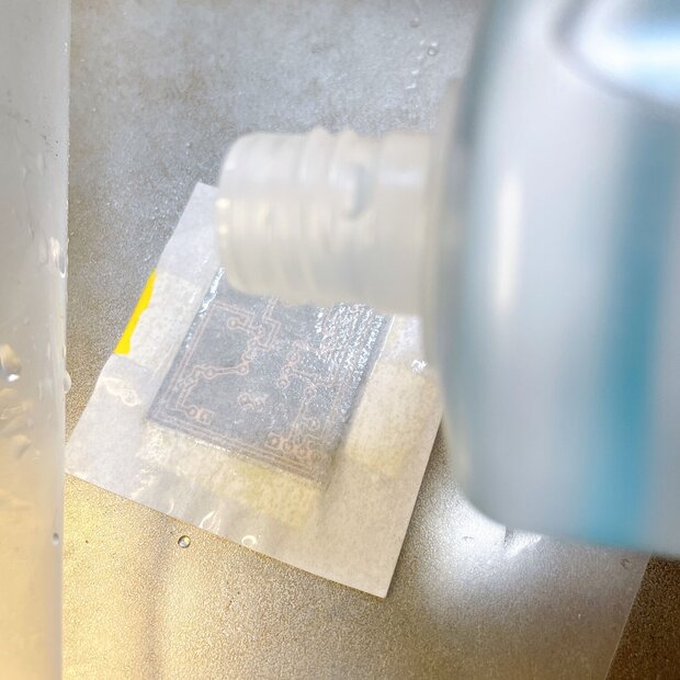 クリアファイルに入れてアセトンを振りかける