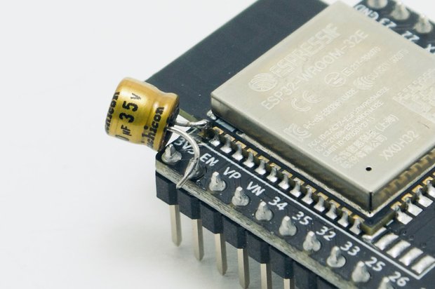 ESP32のSoCに電解コンデンサを配線