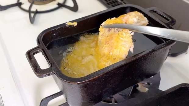 とんかつを揚げる