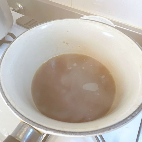 だしとめんつゆを合わせ、ひと煮立ちさせる