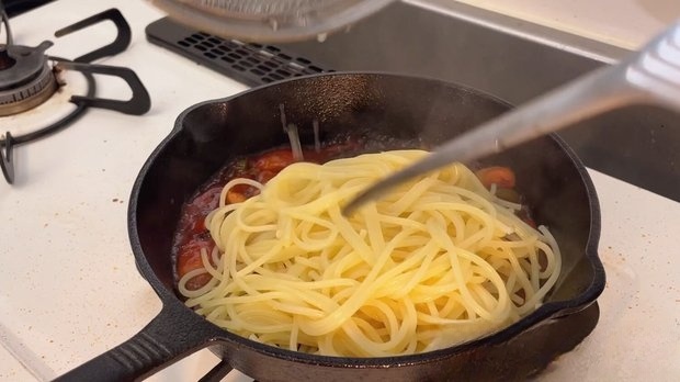 茹で上がったパスタを加える