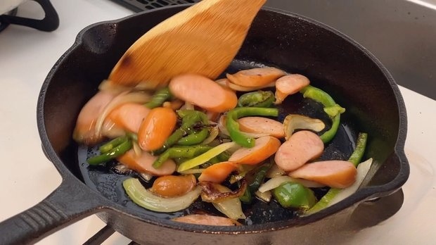ソーセージを炒める