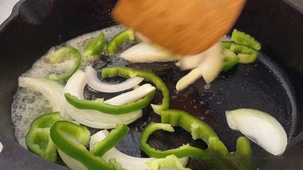 野菜を炒める