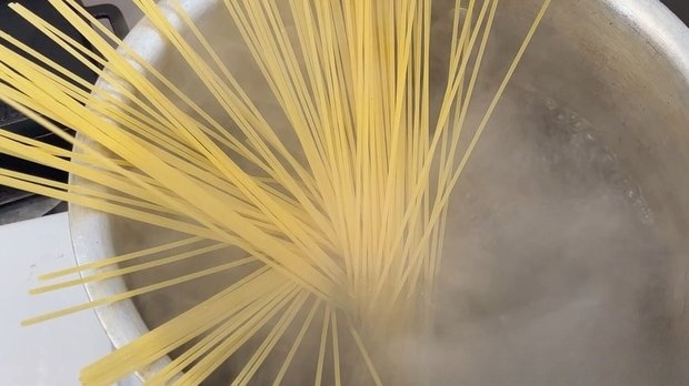 スパゲッティを茹で始める