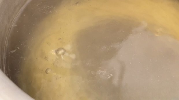 パスタを茹でる