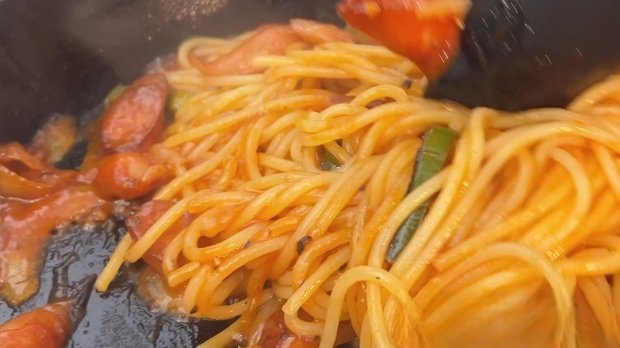 パスタとソースをよく絡める