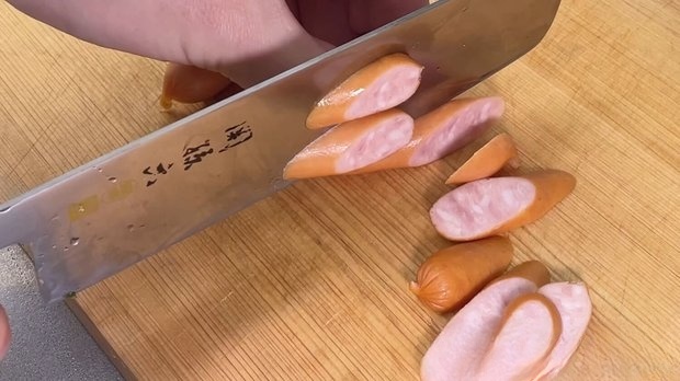 ソーセージをスライス