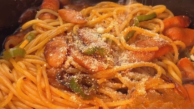 パルメザンチーズを振る