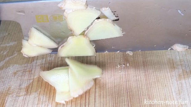 生姜をカット