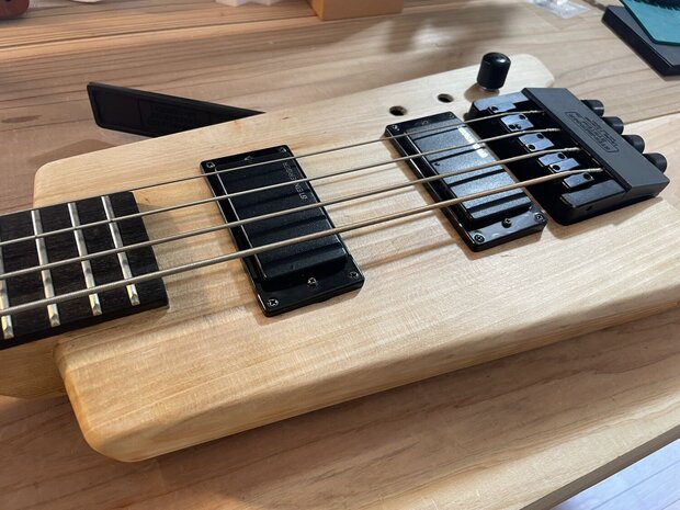 STEINBERGER BASSの改造〜塗装はがし・研磨・再塗装