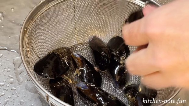 ムール貝の塩レモンバター蒸しの作り方・レシピ｜ミニダッチオーブンを使って作れる料理