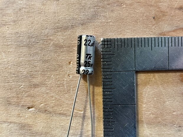 東進工業 22uF/25V オーディオ用ハイグレード品 UTSJシリーズ