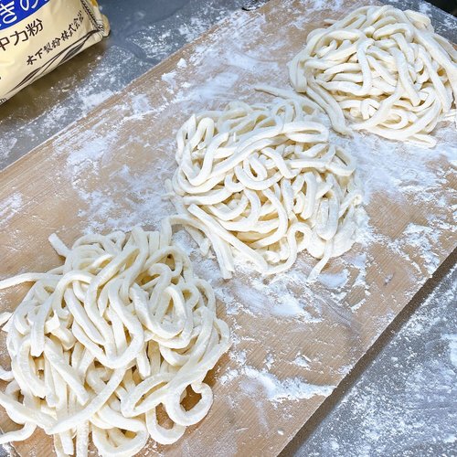 打ち粉を振りながらほぐして、100gずつに分ける
