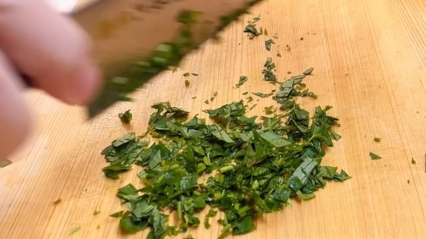 パセリをみじん切りにする