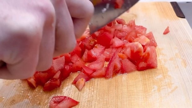 トマトをみじん切りにする