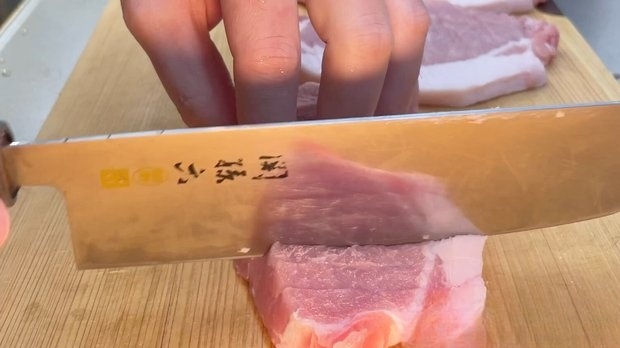 豚肉の表面に切り込みを入れる