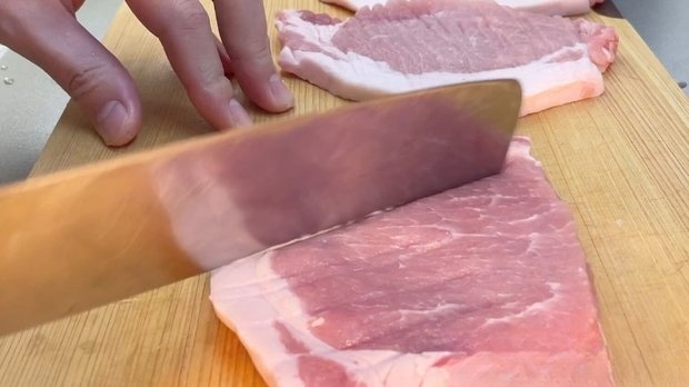 包丁の背で叩く